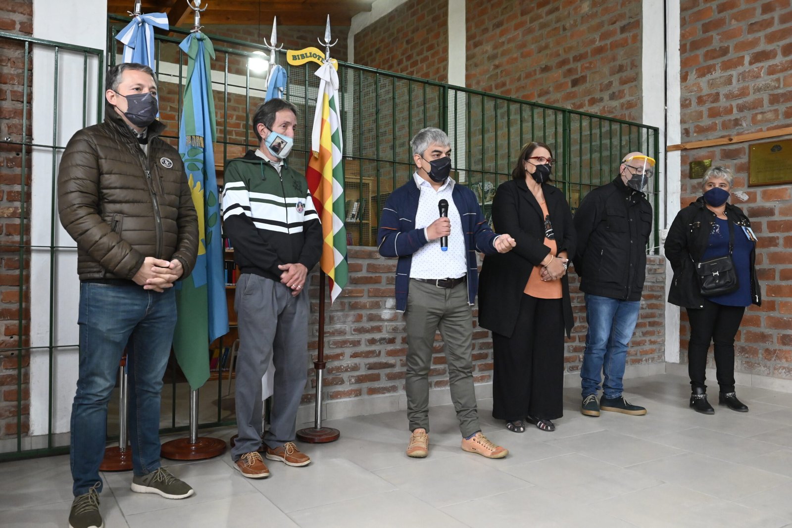 Fernando Gray junto a la comunidad educativa del complejo Antonio Machado