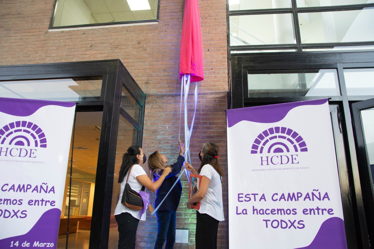 Dulce Granados descubrió una Bandera que es el símbolo de la lucha del HCD de Ezeiza contra la violencia de género