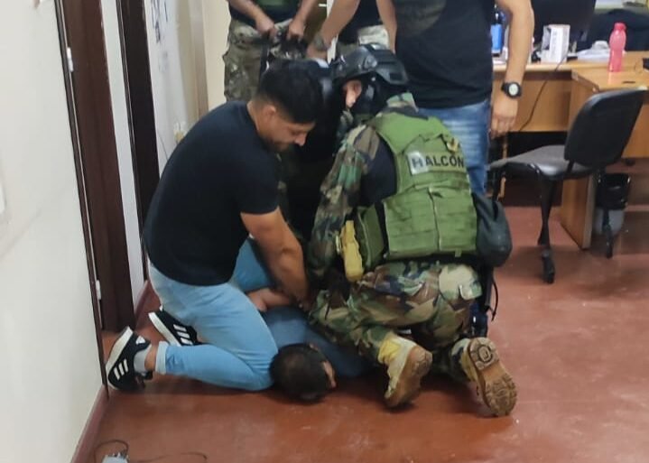 Florencio Varela: hombre denunciado por violencia familiar tomó de rehenes a dos empleados judiciales en una Defensoría y luego se entregó