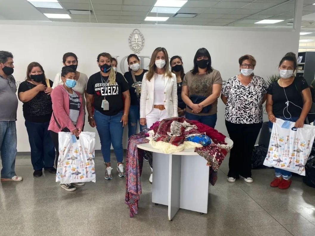 Dulce Granados entregó materia prima a mujeres emprendedoras de Ezeiza