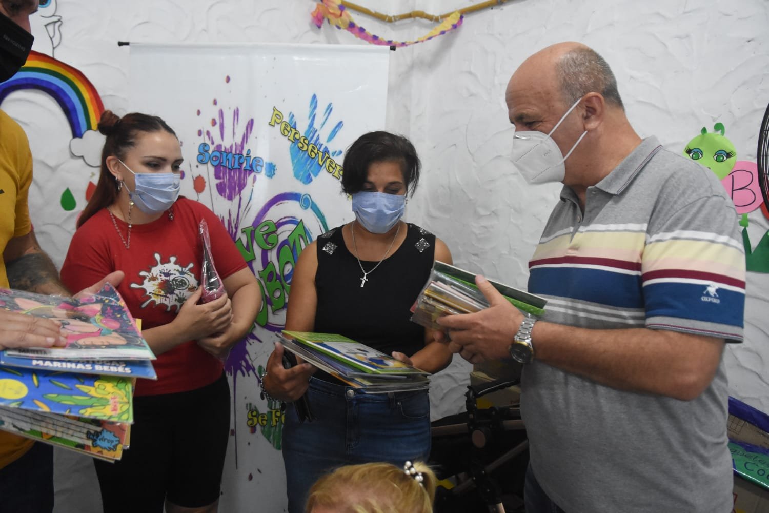 Nicolás Russo entregó kits escolares a niños y niñas de Lanús