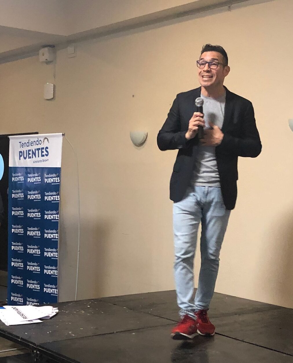 Cambios en la post pandemia: «Maravilla» Martínez dio una charla motivacional para la comunidad educativa en un colegio de Rafael Calzada