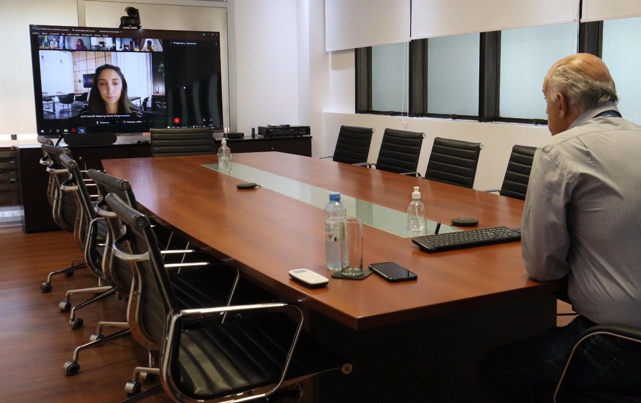 Con el foco puesto en el pedido de la Policía Local, Grindetti disertó ante las Cámaras de Comercio británica, canadiense y estadounidense