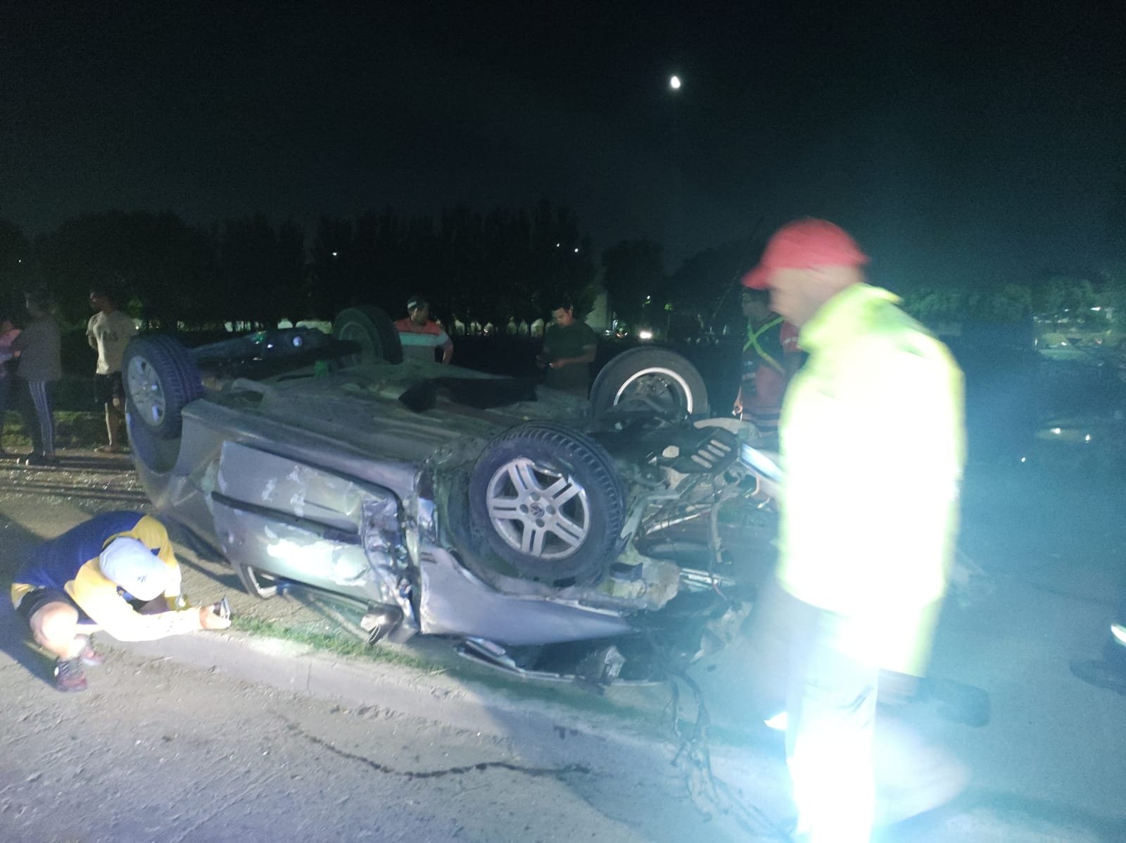A toda velocidad chocaron en Lanús: uno de los ocupantes voló por los aires y otro quedó atrapado en el auto
