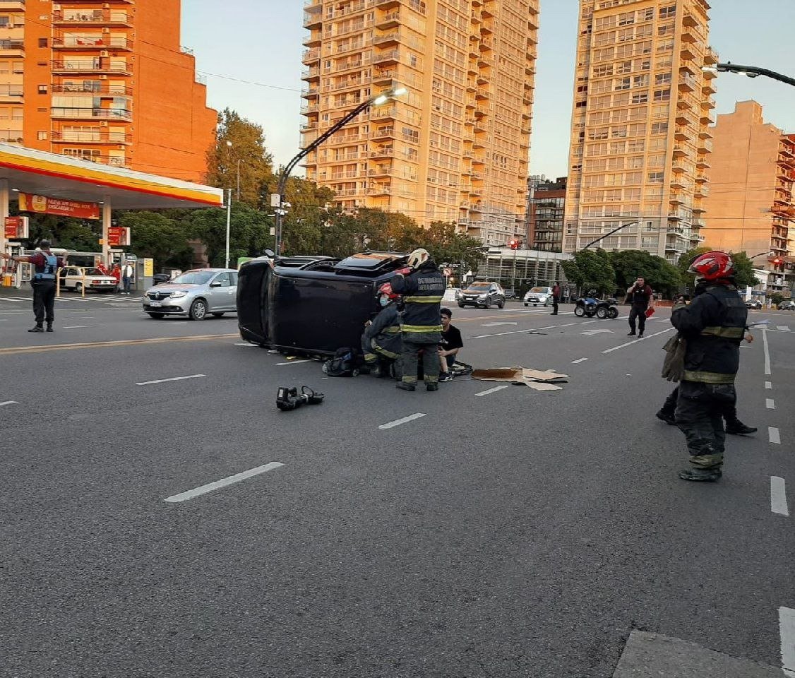 En avenida del Libertador: volcó auto con siete personas, conducido por un hombre alcoholizado