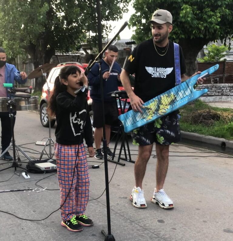Cumbia con compromiso social en Lomas de Zamora: «La Mara Santos» logró transformar la música tropical en una forma de acción solidaria