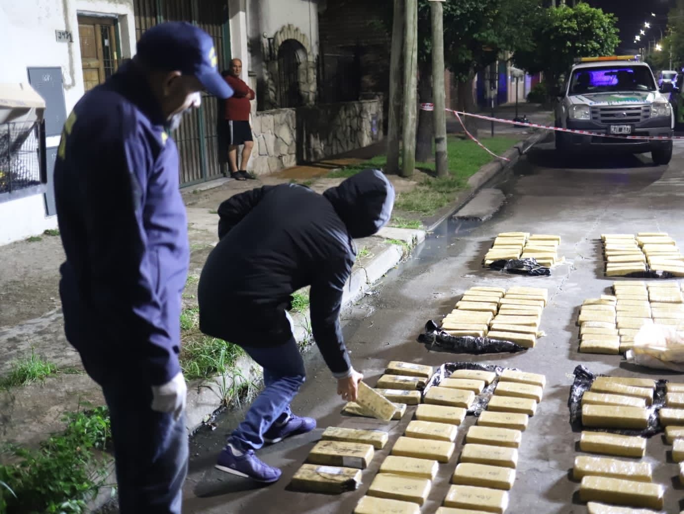 Lanús: dan con media tonelada de marihuana en una camioneta abandonada