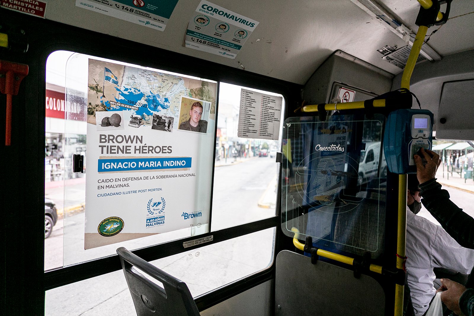 Emotivo homenaje del Municipio a los Héroes de Malvinas en los colectivos que recorren el distrito