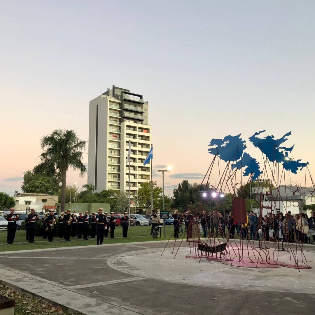 Con un emotivo acto homenaje, la UNLa reinauguró la Plazoleta “Héroes de Malvinas” en honor a los 649 soldados argentinos caídos en la guerra