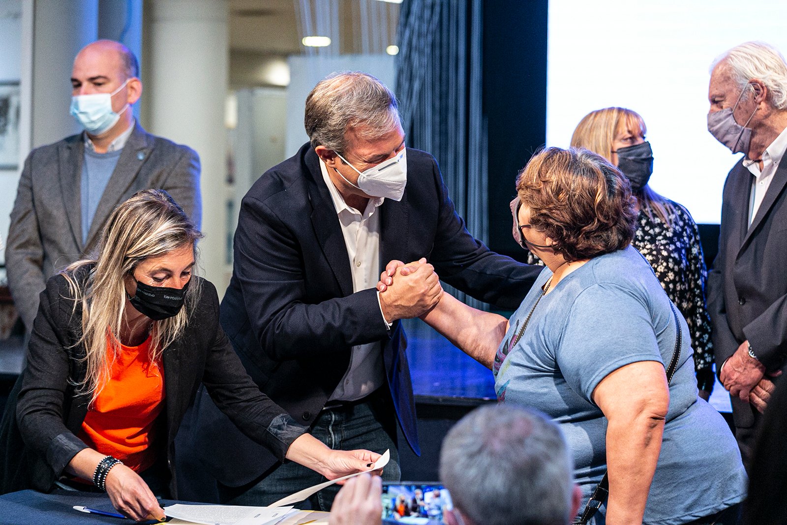 Cascallares acompañó a 95 familias brownianas en la firma de su escritura