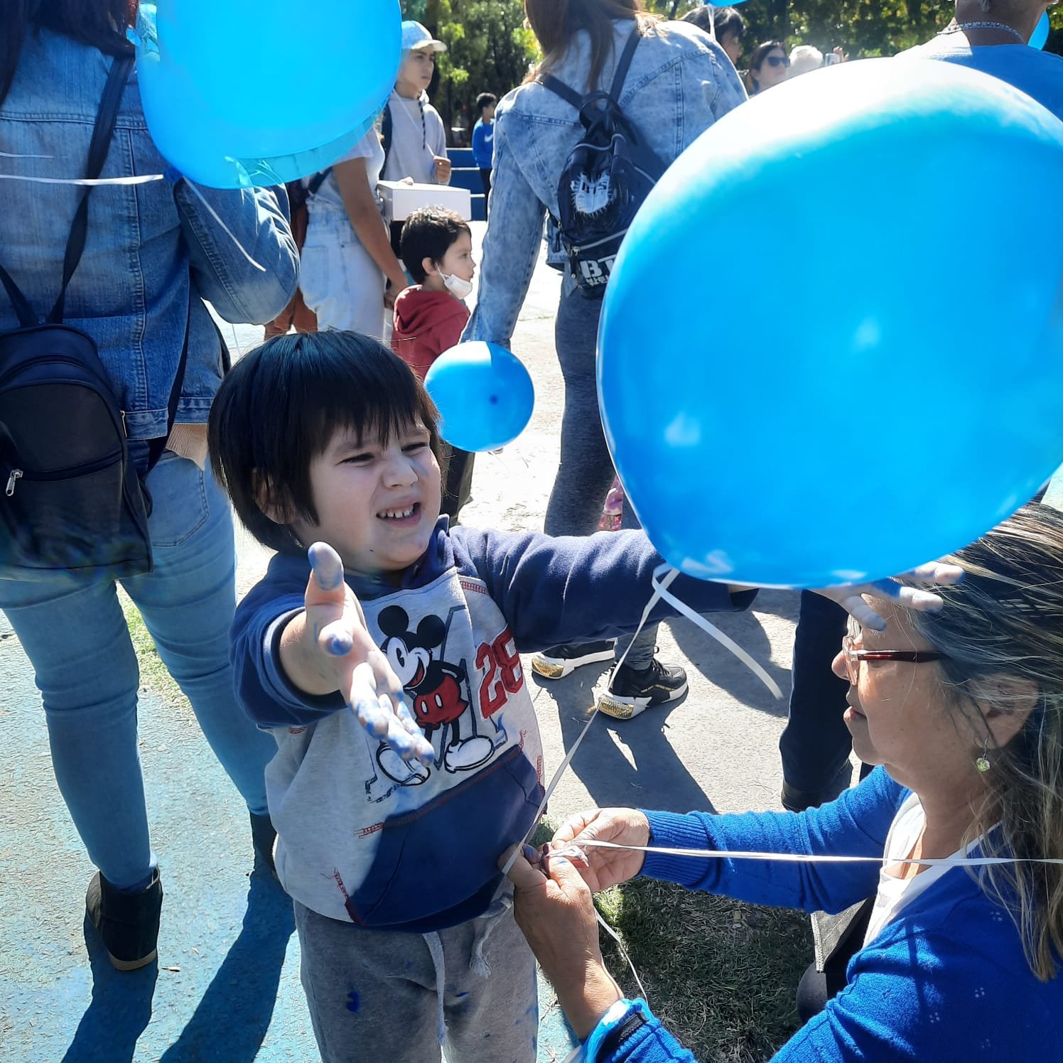 Suelta de globos y actividades inclusivas en el Día Mundial del Autismo en Almirante Brown