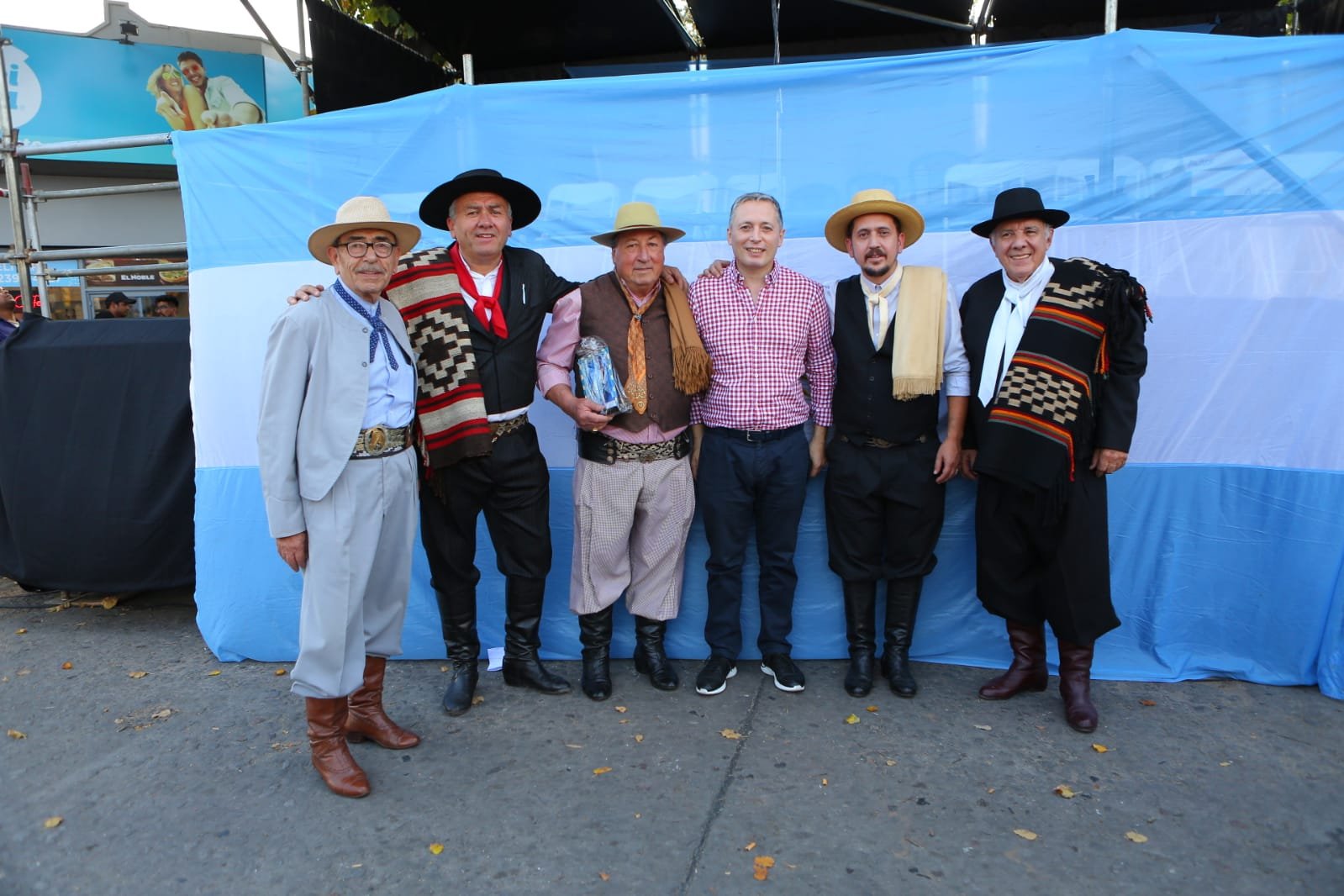 Aniversario del distrito: Fernando Gray en el desfile de los Centros Tradicionalistas