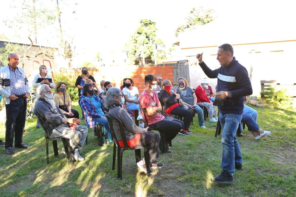 El intendente Fernando Gray se reunió con vecinas y vecinos de El Jagüel por obras de cloacas