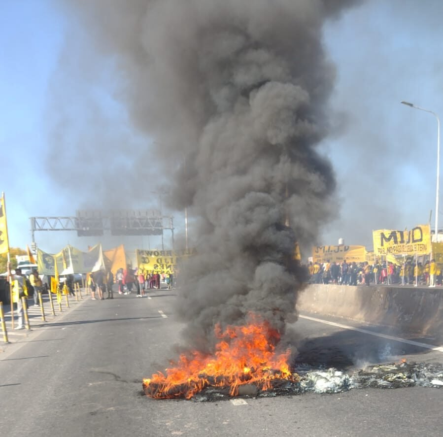 El MIJD de Raúl Castells protesta con corte en Puente La Noria en reclamo de trabajo y alimentos