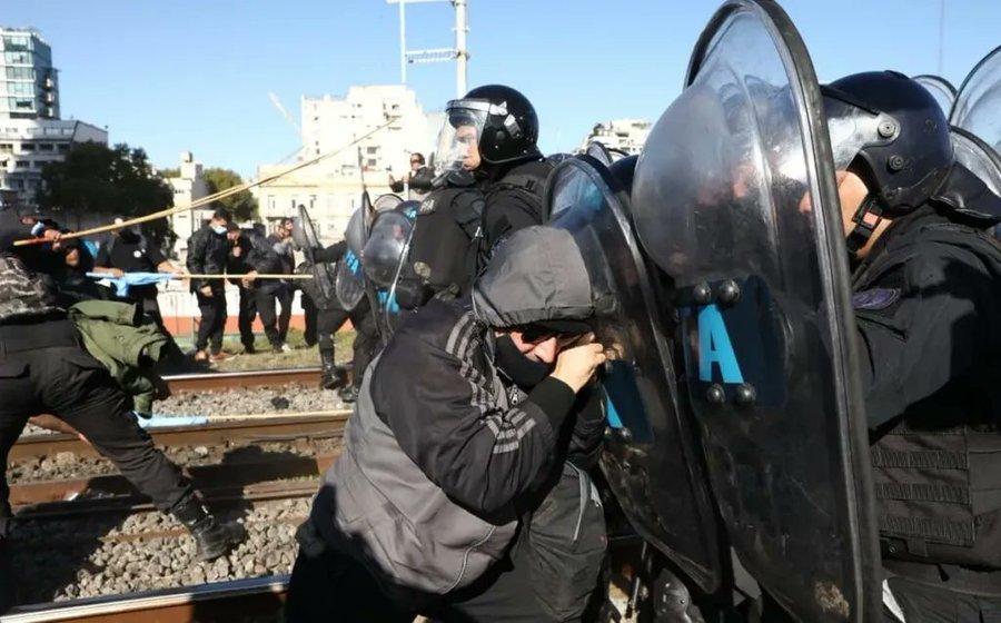 Tensión: desalojaron a los manifestantes qua cortaban las vías del San Martín