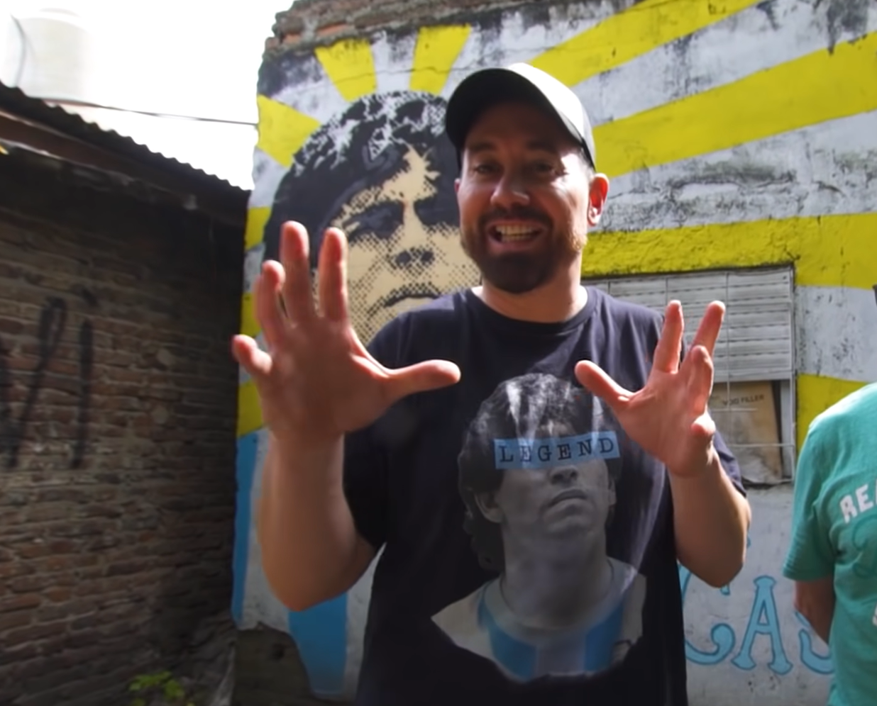 Españoles YouTubers fans de Argentina de visita en Fiorito sorprendidos por la casa de Maradona: «Imaginábamos todo más preparado para el turismo»