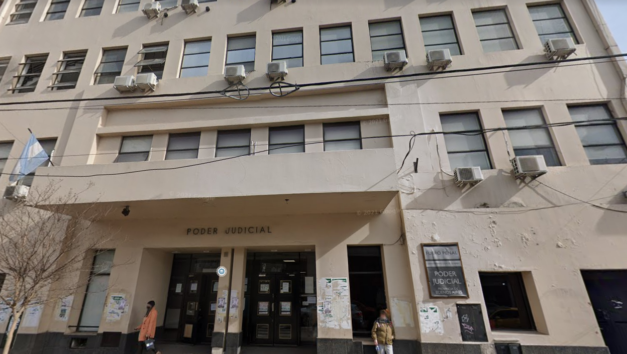 Berazategui: detienen a un comisario por robar un auto secuestrado con una grúa y llevarlo a su lavadero