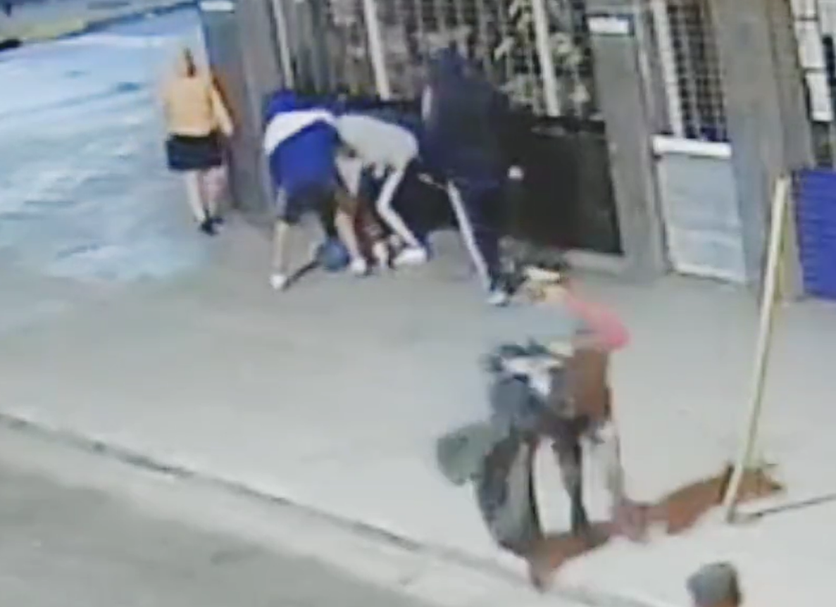 Isidro Casanova: bajo la modalidad piraña ocho ladrones asaltan a una pareja