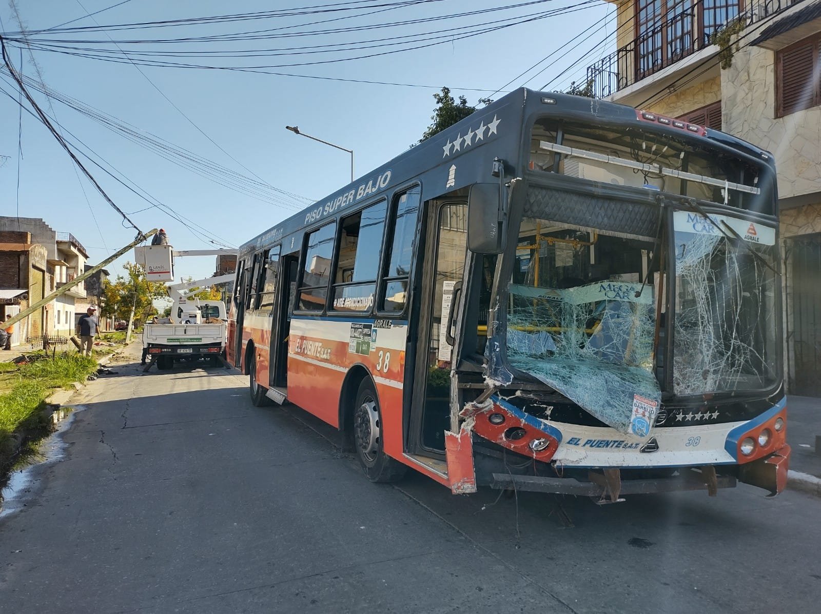 Lanús: colectivo 158 fue «tocado» por otro auto y por poco provoca una desgracia
