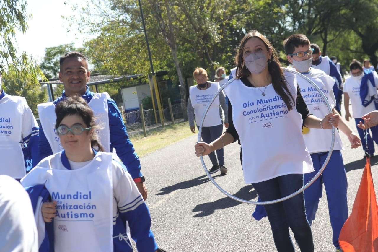 Lanús: el Municipio realizó una caminata de concientización sobre el TEA