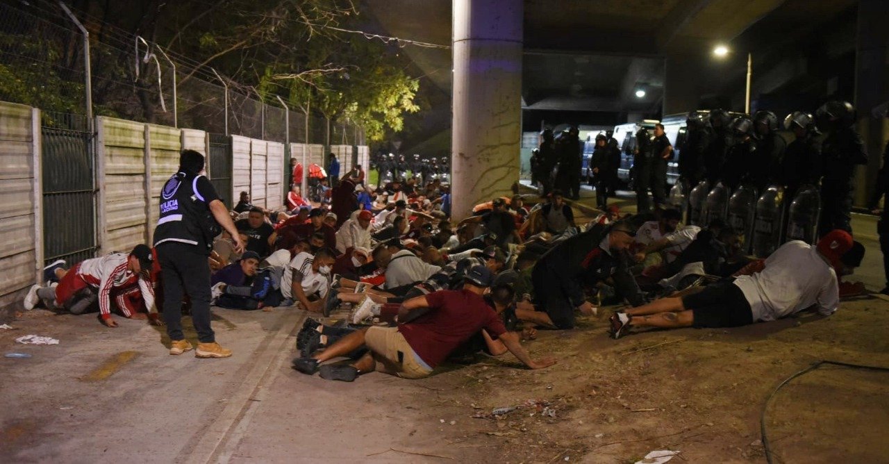 Más de 250 barras de River detenidos con armas blancas y drogas