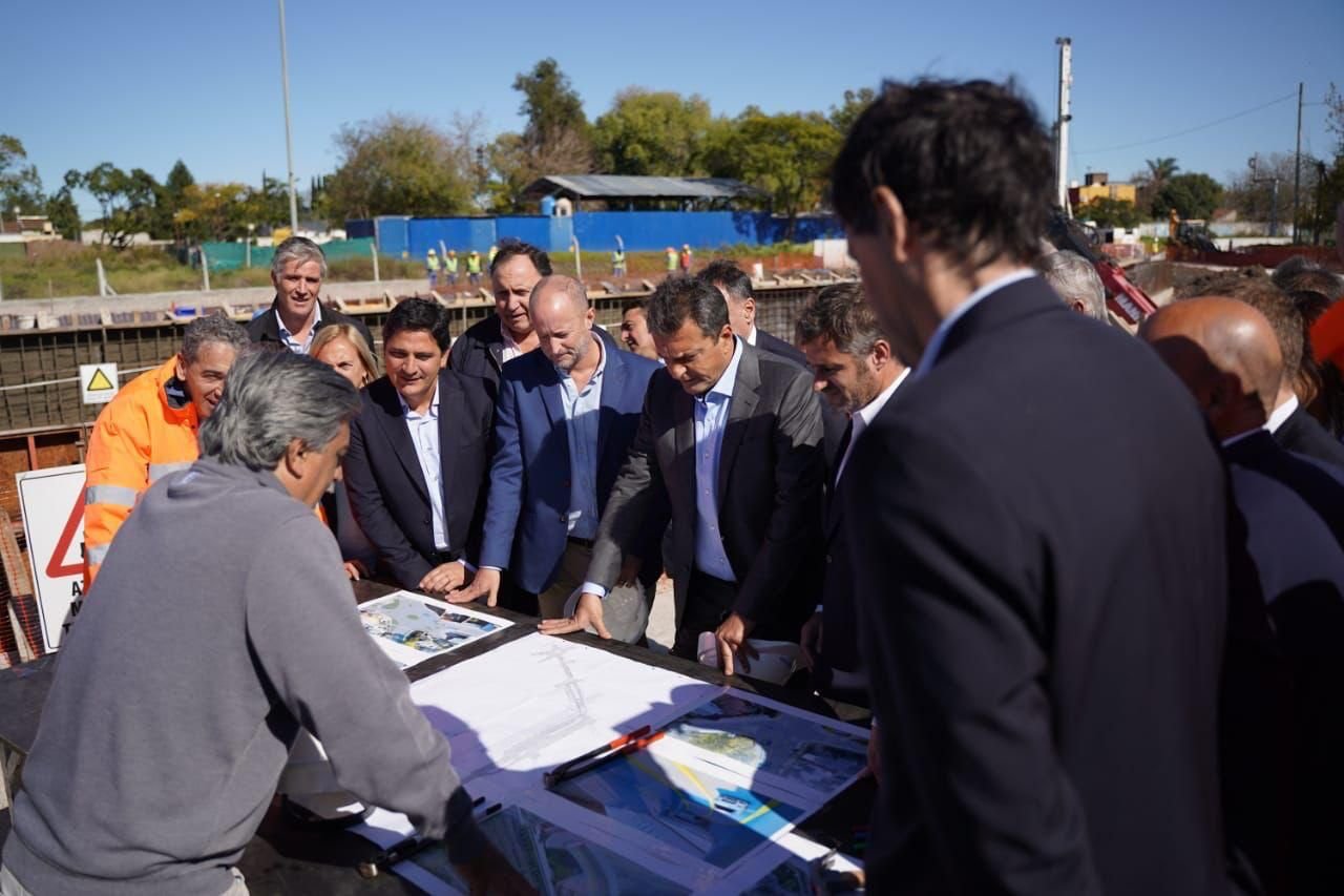 Insaurralde y Massa juntos en Pilar: visitaron la obra del primer paso bajo a nivel del distrito y entregaron pases libres multimodales