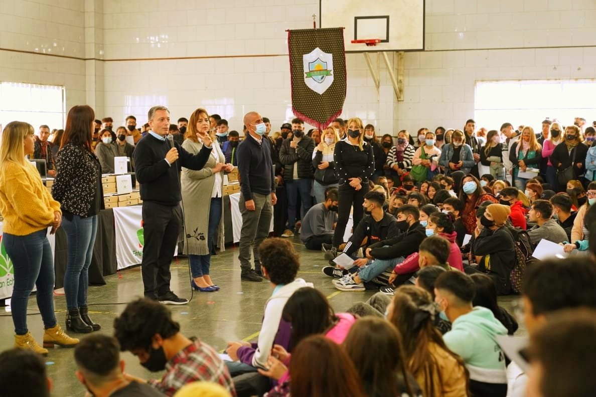 Fernando Gray entregó 1.500 netbooks a estudiantes de establecimientos educativos del Municipio