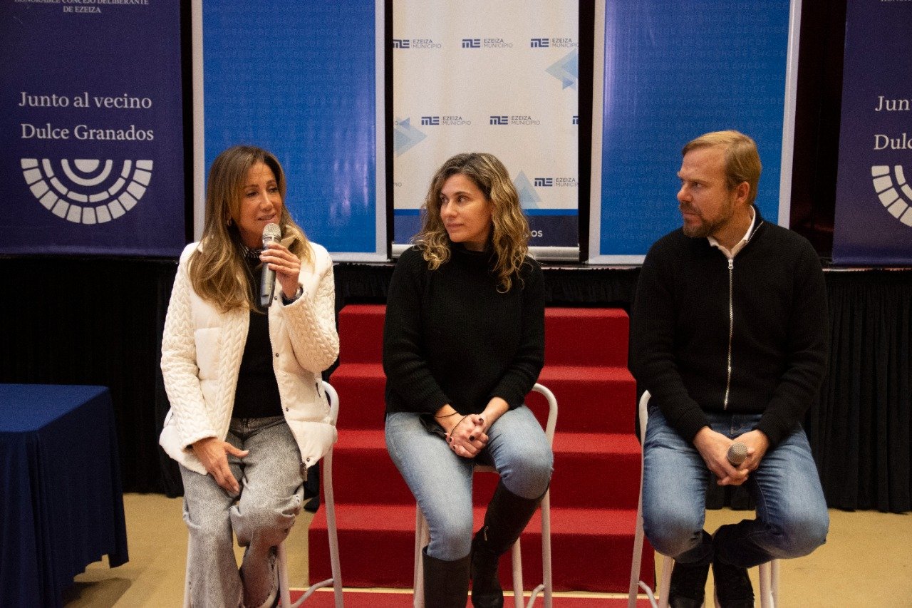 Dulce y Gastón Granados encabezaron una nueva firma de escrituras para vecinos de Ezeiza