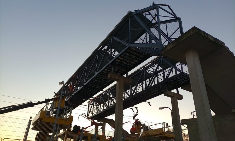 Luego de 17 años, colocaron dos puentes peatonales en la estación Guernica