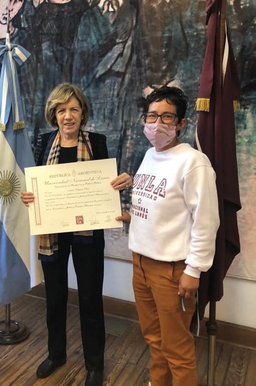 Noemí Viera recibe su titulo de Licenciada de manos de la Rectora Ana Jaramillo