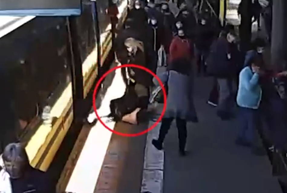 Lomas de Zamora: una mujer se descompensó, cayó en el andén al bajar de una formación, fue vista por el Comando trenes seguros y asistida