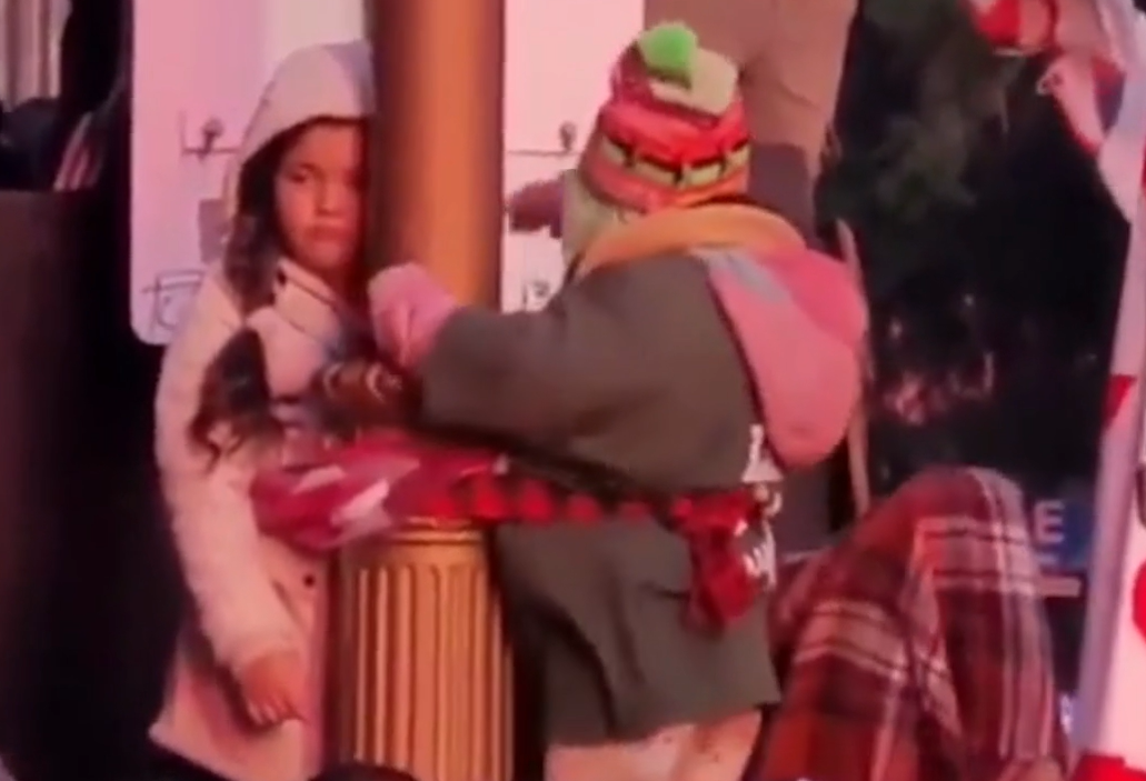 Durante el show en el Obelisco: ataron a sus hijos a un poste para ver a La Mona Jiménez