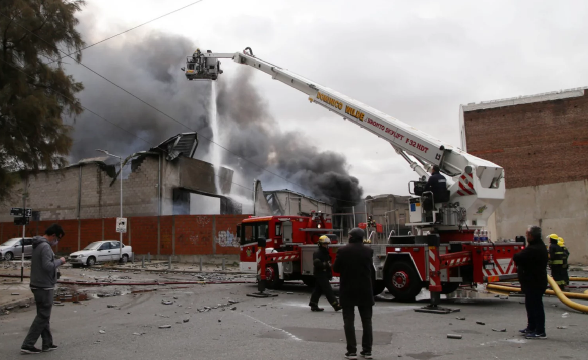 Avellaneda: bomberos todavía trabajan esta tarde para extinguir por completo el fuego en la manzana incendiada