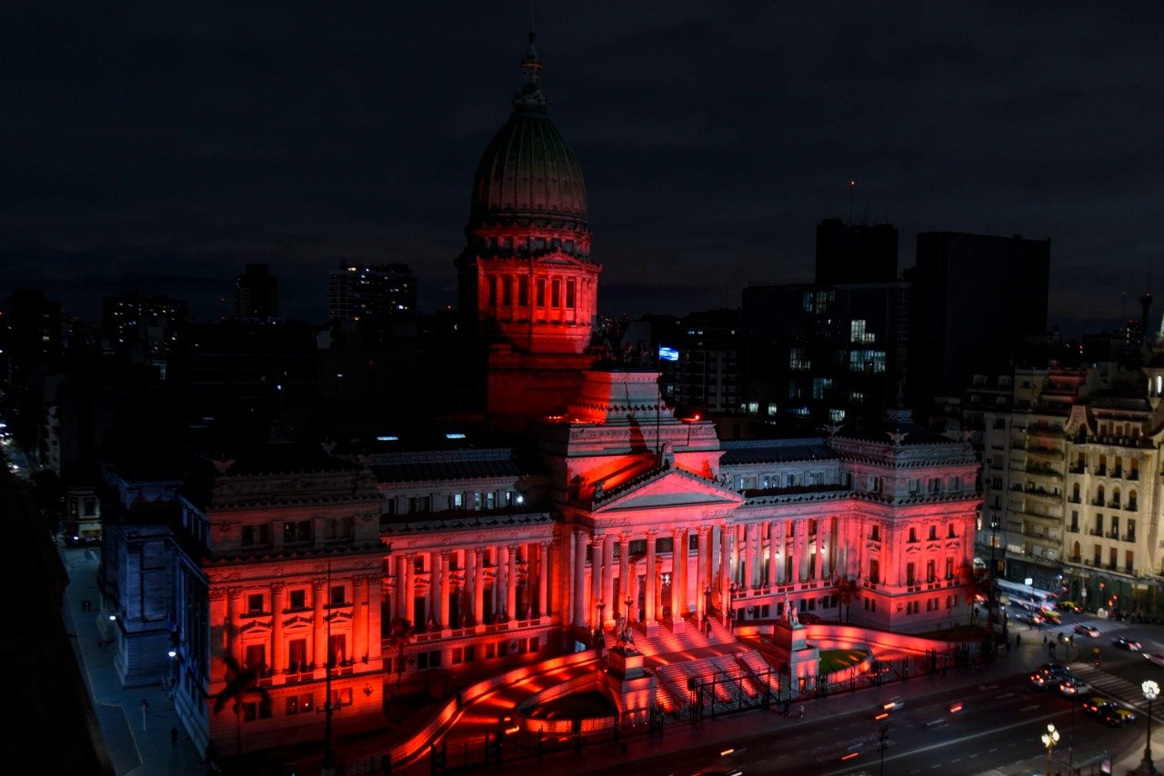 Congreso iluminado de rojo para concientizar sobre los derechos de los electrodependientes