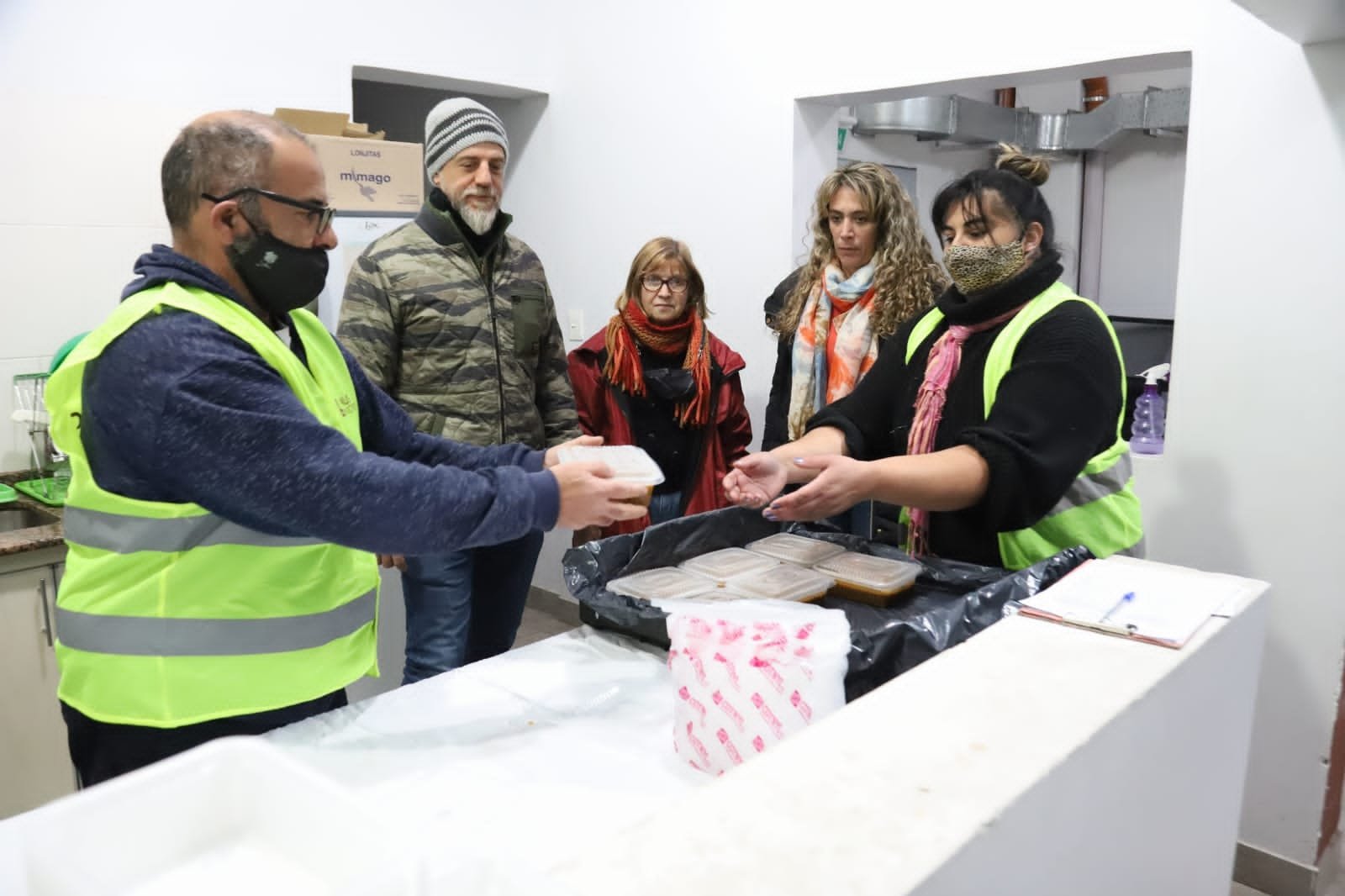 En el día más frío del año, Diego Kravetz supervisó el armado del operativo «solidario» para personas en situación de calle