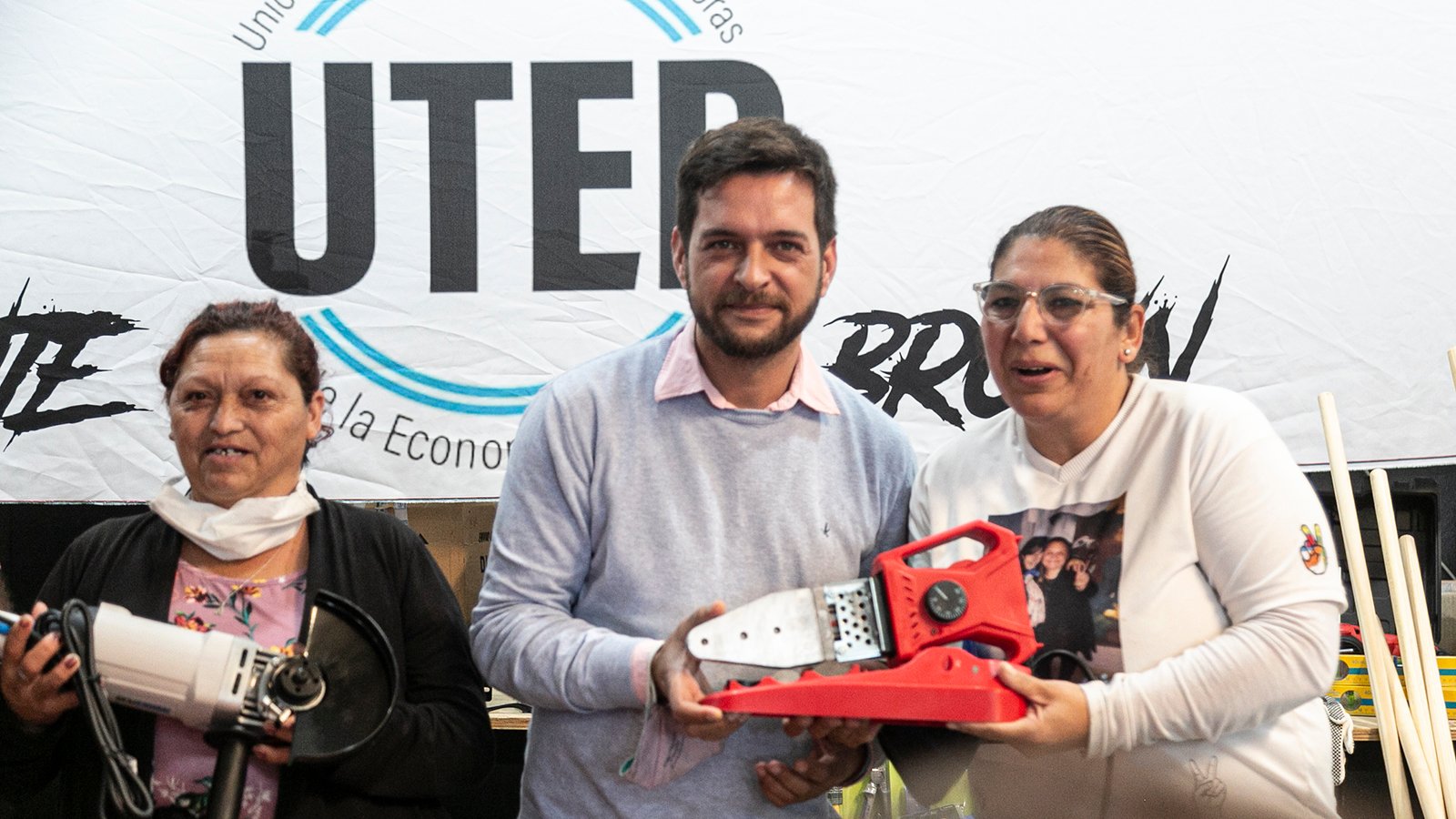 Fabiani entregó maquinaria y herramientas a cooperativistas de Almirante Brown