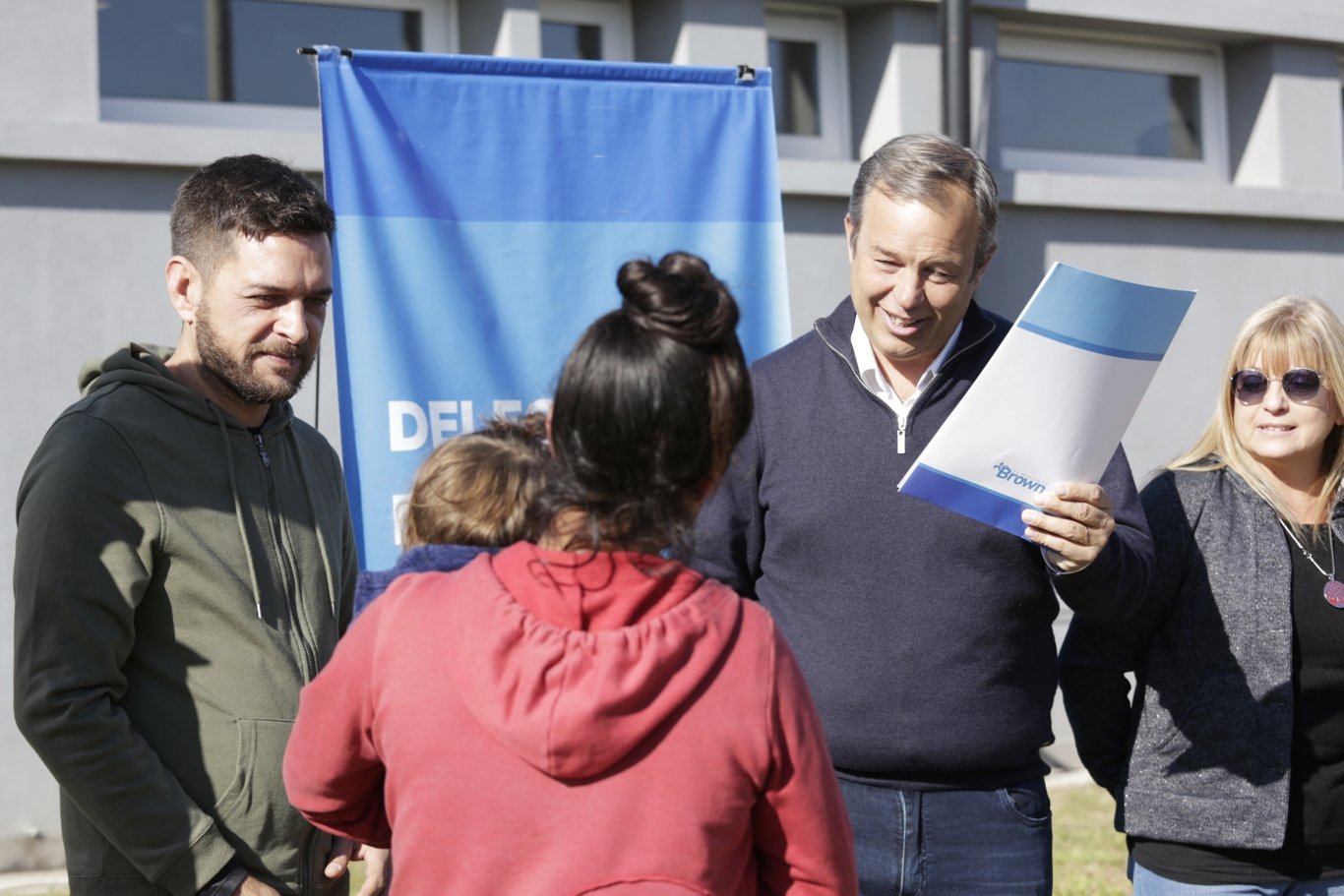 Cascallares y Fabiani junto a familias brownianas que mejorarán y ampliarán sus viviendas