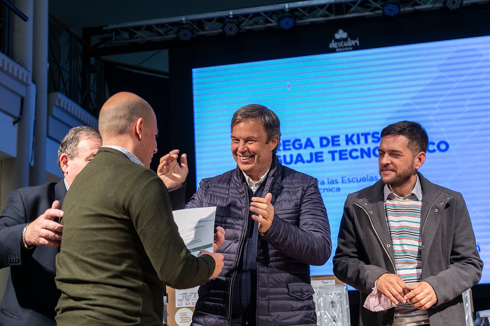 Cascallares y Fabiani entregaron material y equipamiento a escuelas