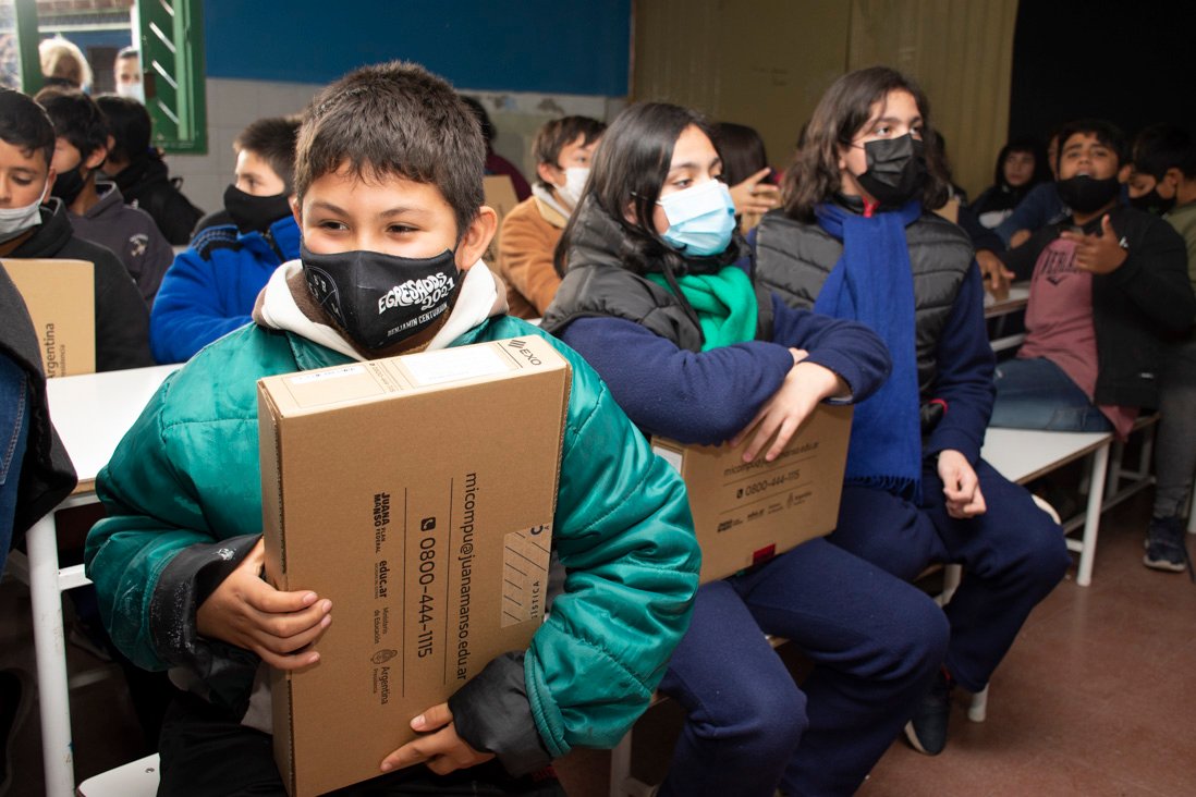 Entregaron netbooks del programa «Juana Manso» a alumnos de Almirante Brown
