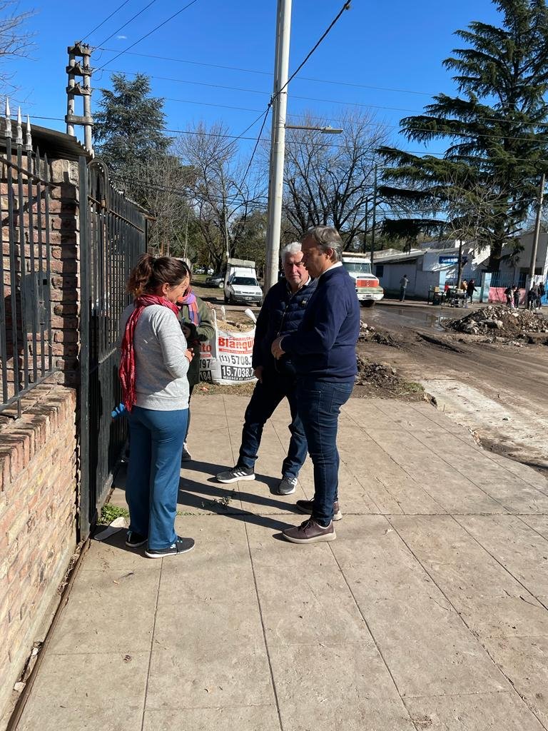 Mariano Cascallares recorrió obras de asfalto y dialogó con vecinos