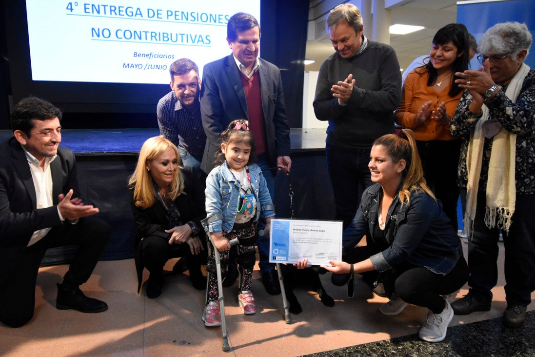 Emotiva entrega de Pensiones No Contributivas a vecinos con discapacidad