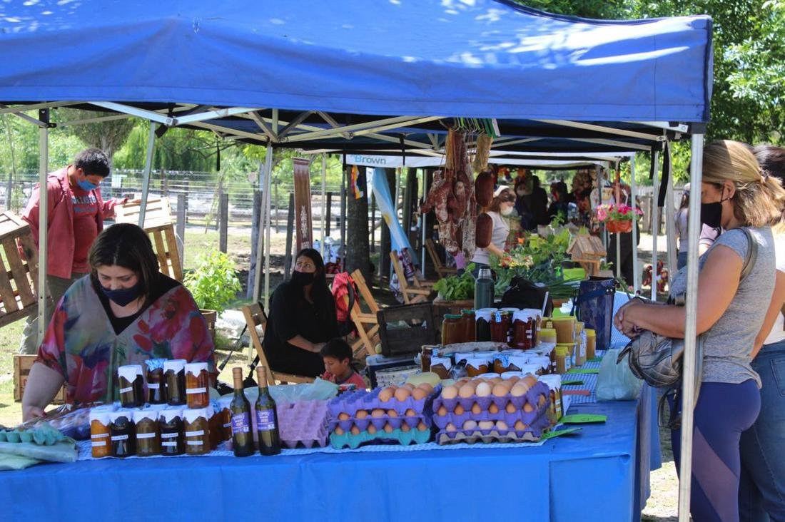 Hoy sábado llega la feria de productores rurales a la Granja Educativa Municipal de Brown