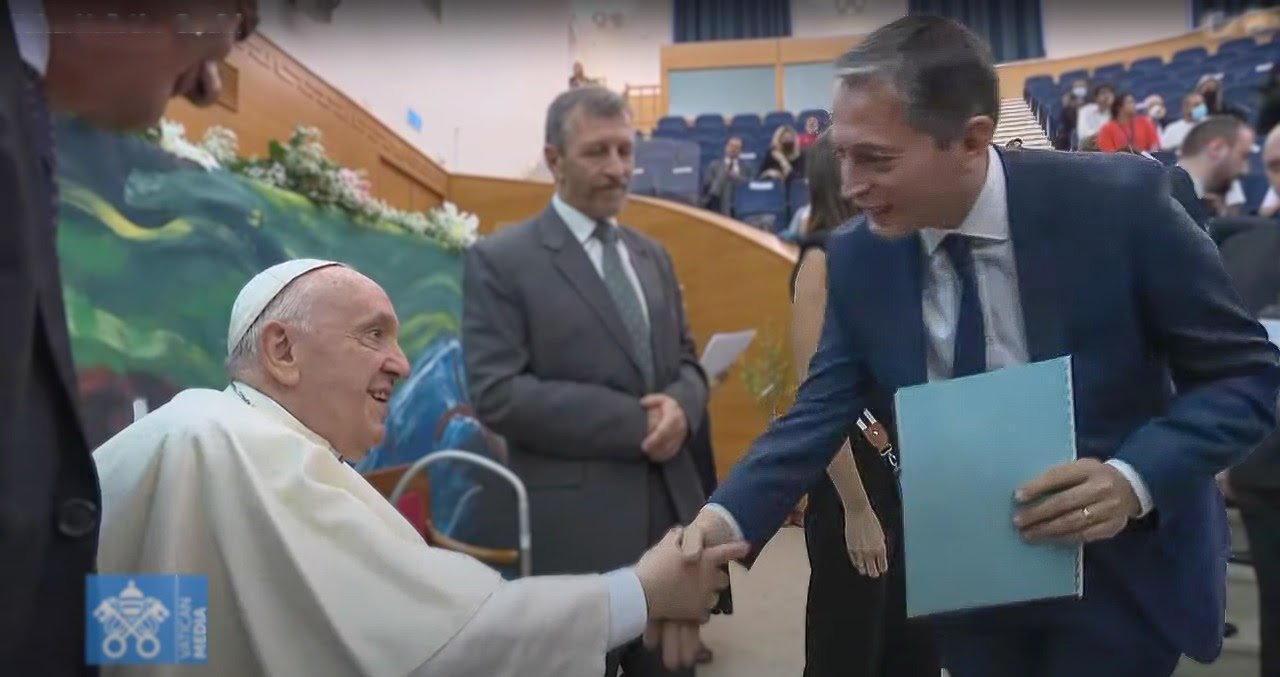 Fernando Gray junto con el Papa Francisco en el primer encuentro internacional de la escuela Laudato Si