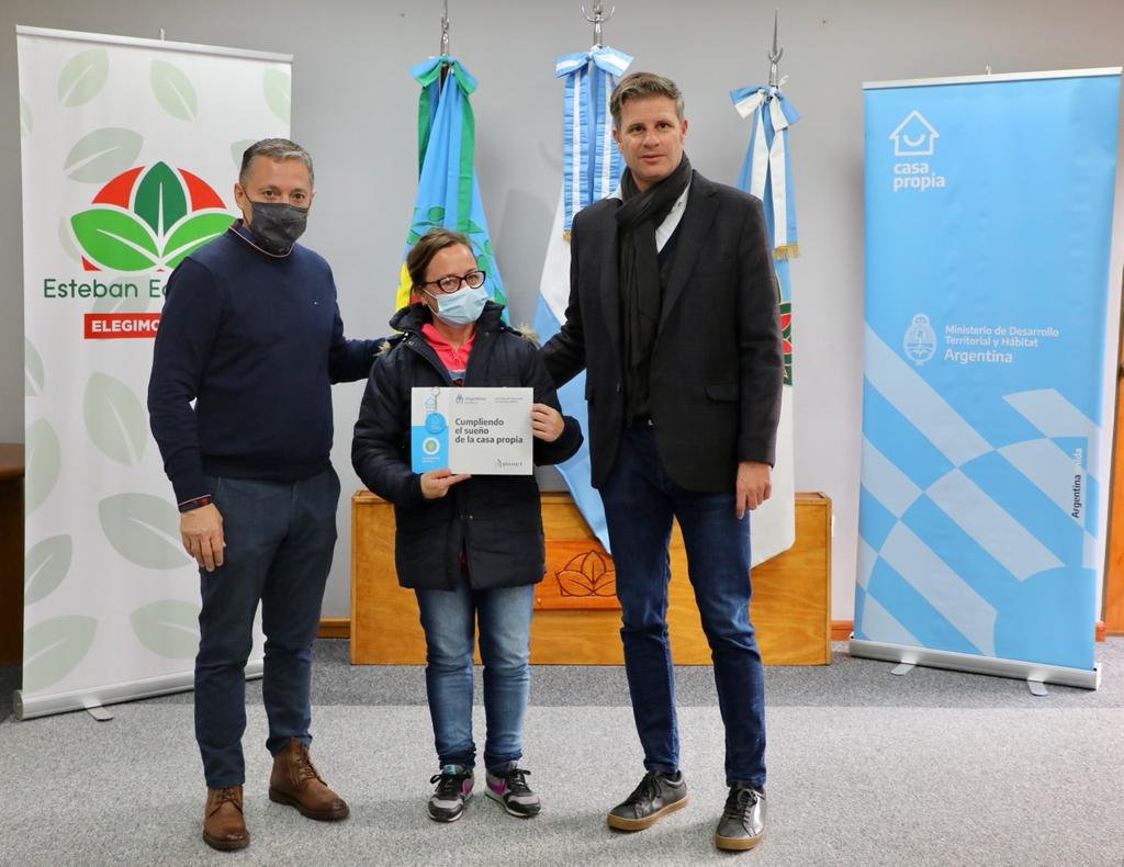 Fernando Gray entregó créditos «Casa Propia» junto con Luciano Scatolini