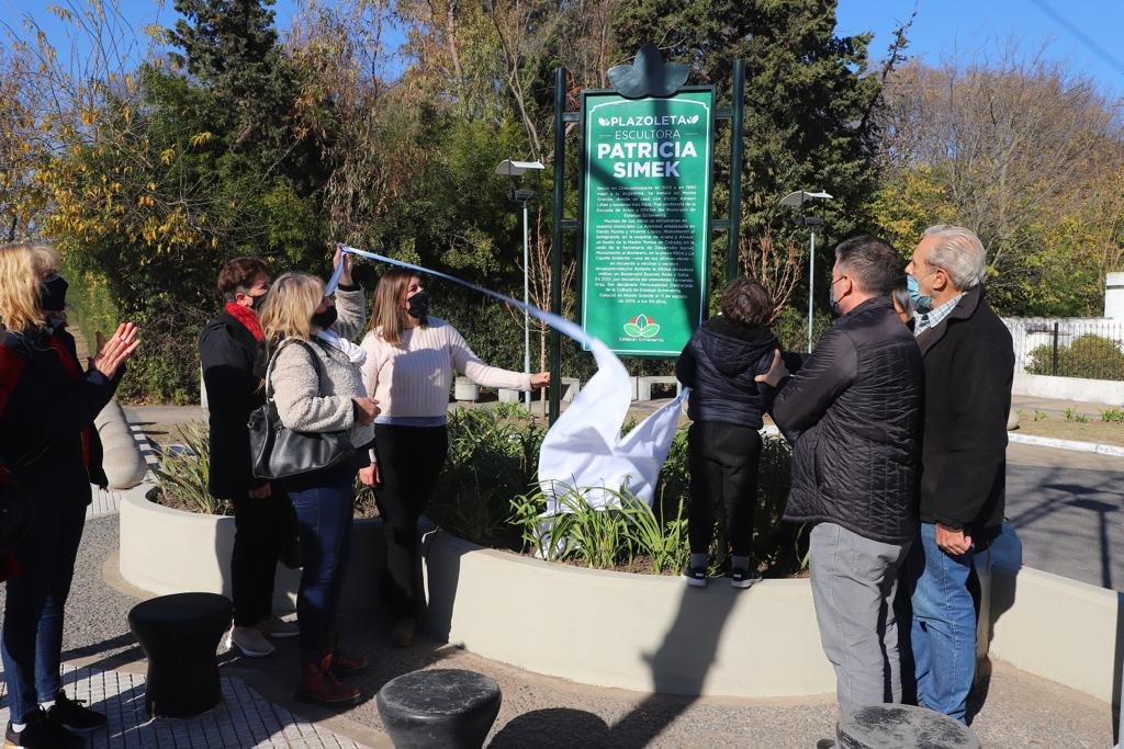 Homenaje a la escultora echeverriana: imposición de nombre a la plazoleta Patricia Simek