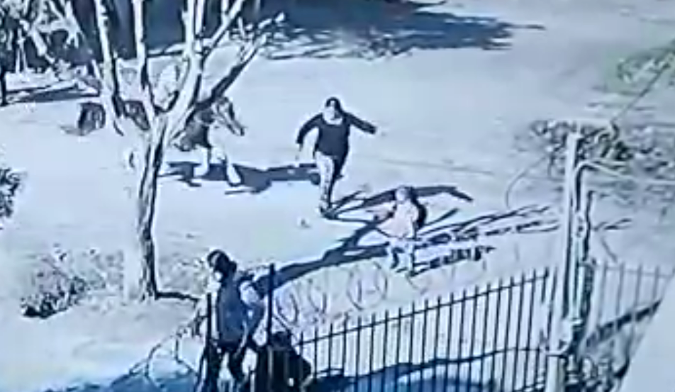 Con un niño de 13 años como jinete, caballo desbocado atropelló gravemente dos mujeres