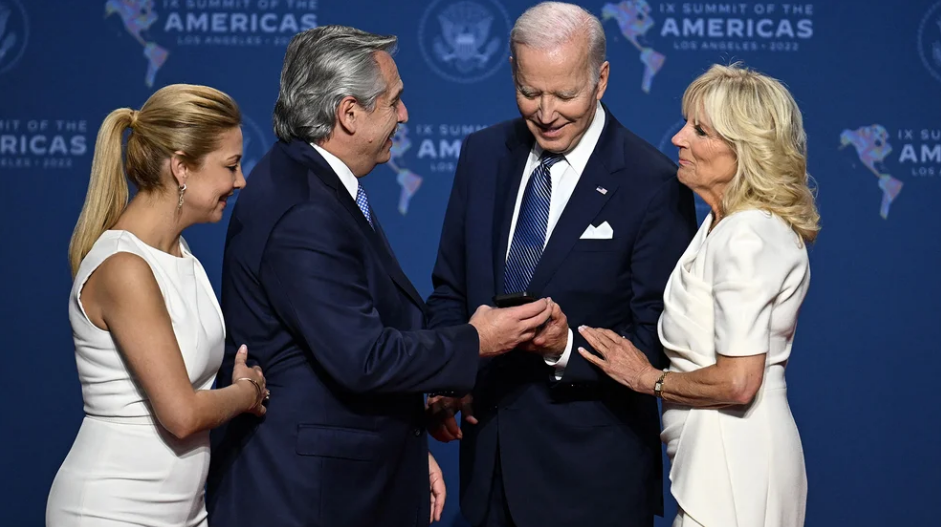 Participó de la ceremonia inaugural, donde fue recibido por Biden: el Presidente comenzó su agenda oficial en IX Cumbre de las Américas