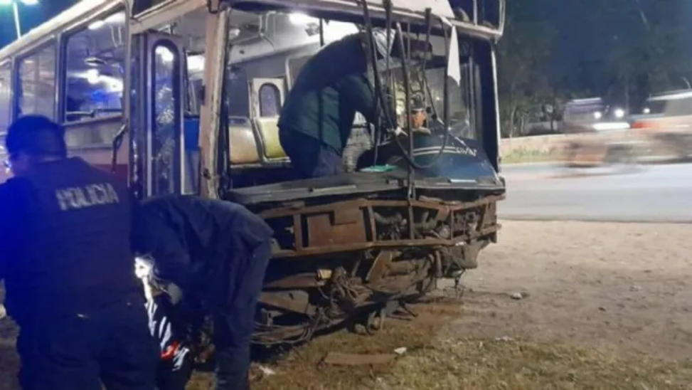 Decidieron dejar en libertad al ladrón del micro escolar que se tiroteó con la policía y chocó a más de 20 vehículos