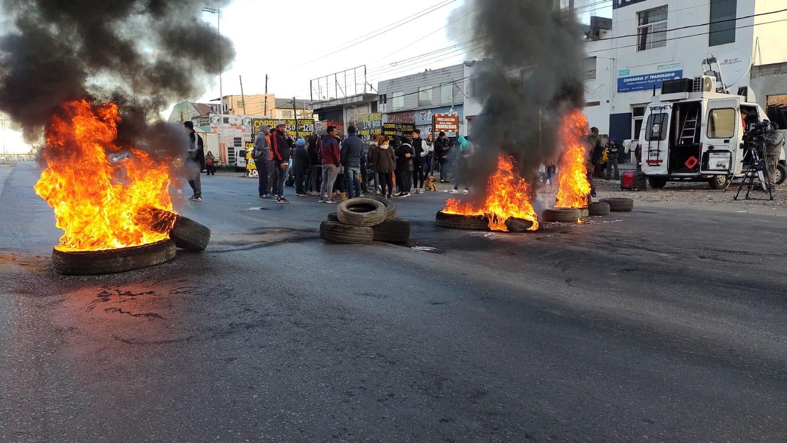 Por crimen cometido durante robo, vecinos de 9 de Abril reclaman más seguridad frente a la Comisaría cortando Camino de Cintura