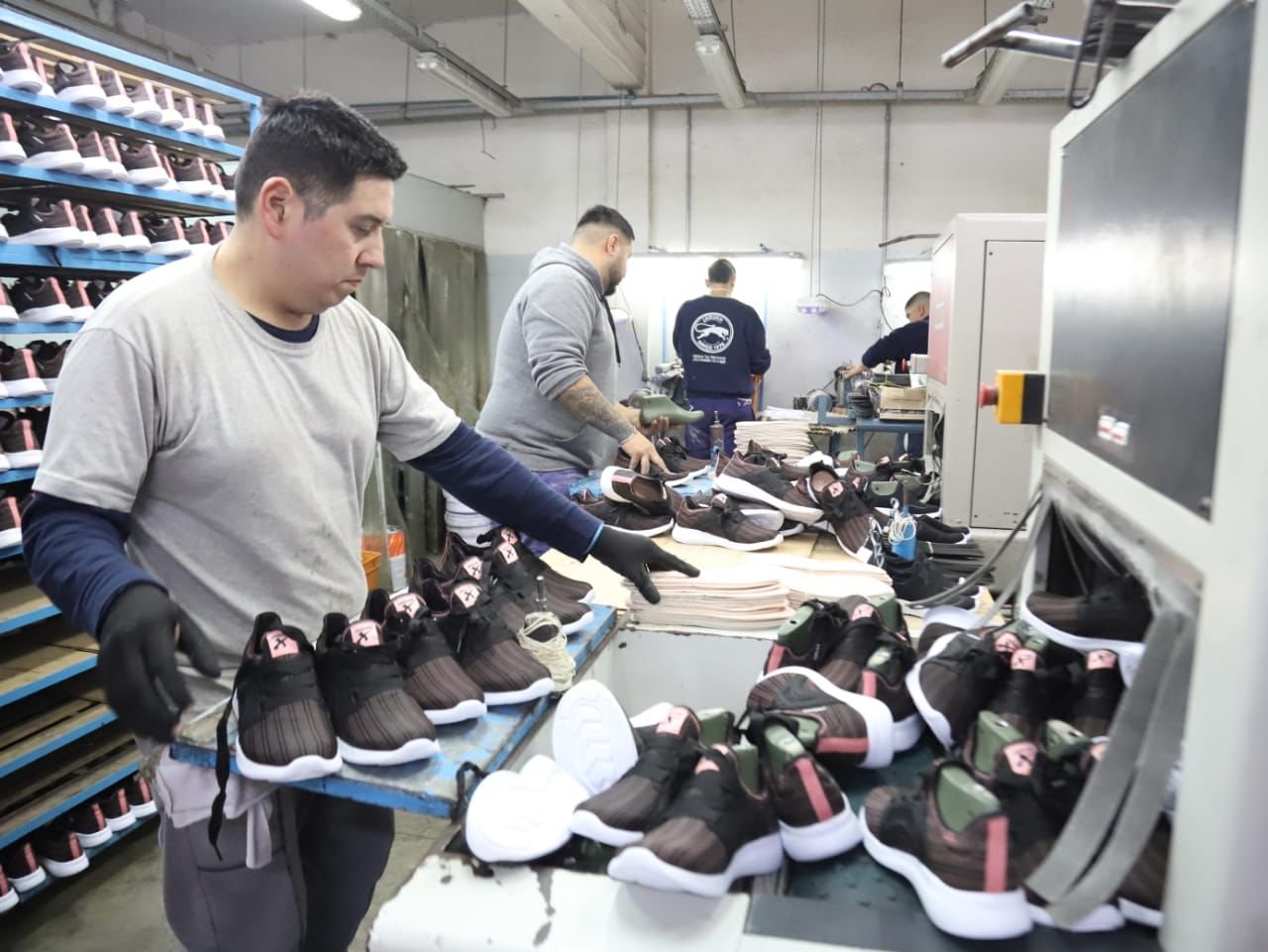 En Valentín Alsina, Grindetti visitó la empresa Jaguar